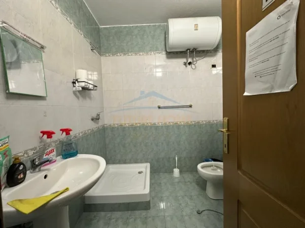 Tirane, jepet me qera ambjent biznesi Kati 5, 132 m² 1.600 € (Bllok)