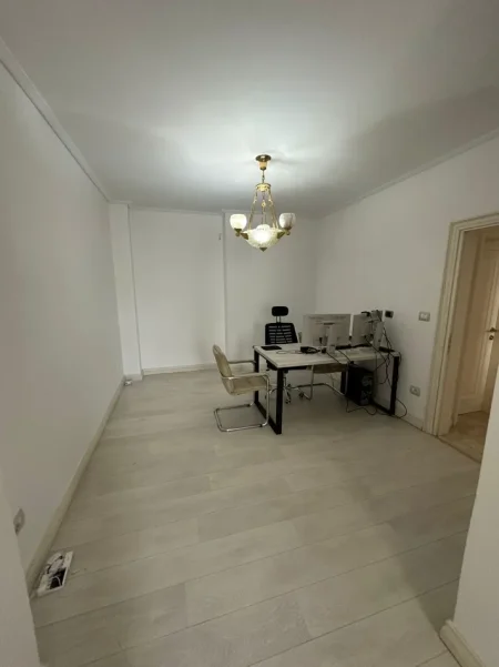 Tirane, jepet me qera zyre Kati 4, 110 m² 1.000 € (Blloku)