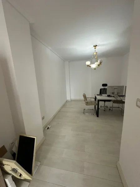 Tirane, jepet me qera zyre Kati 4, 110 m² 1.000 € (Blloku)