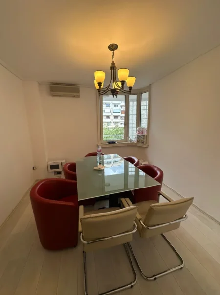 Tirane, jepet me qera zyre Kati 4, 110 m² 1.000 € (Blloku)