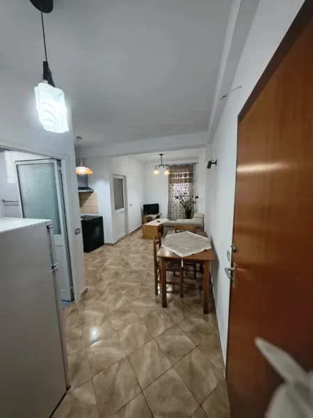 Tirane, jepet me qera shtepi 2+1+Ballkon Kati 3, 60 m² 400 € 