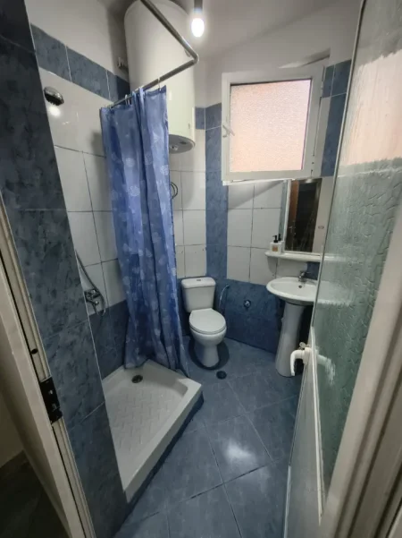 Tirane, jepet me qera shtepi 2+1+Ballkon Kati 3, 60 m² 400 € 