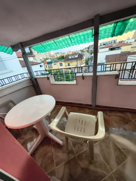 Tirane, jepet me qera shtepi 2+1+Ballkon Kati 3, 60 m² 400 € 
