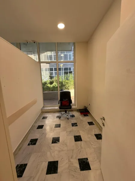 Tirane, jepet me qera ambjent biznesi Kati 0, 160 m² rruga Xhanfize Keko