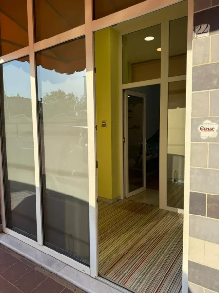Tirane, jepet me qera ambjent biznesi Kati 0, 160 m² rruga Xhanfize Keko