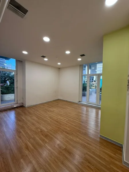 Tirane, jepet me qera ambjent biznesi Kati 0, 160 m² rruga Xhanfize Keko