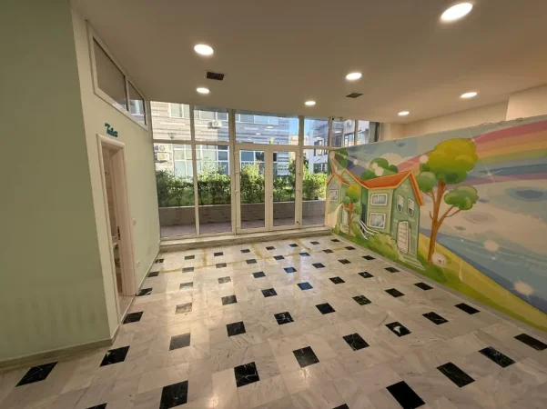 Tirane, jepet me qera ambjent biznesi Kati 0, 160 m² rruga Xhanfize Keko