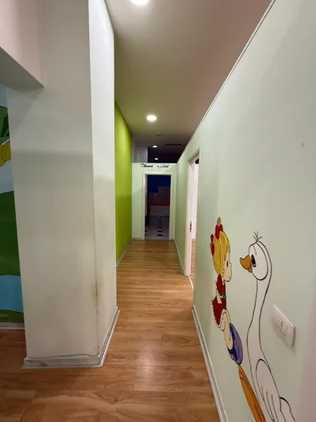 Tirane, jepet me qera ambjent biznesi Kati 0, 160 m² rruga Xhanfize Keko