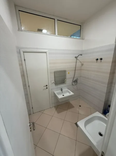 Tirane, jepet me qera ambjent biznesi Kati 0, 160 m² rruga Xhanfize Keko
