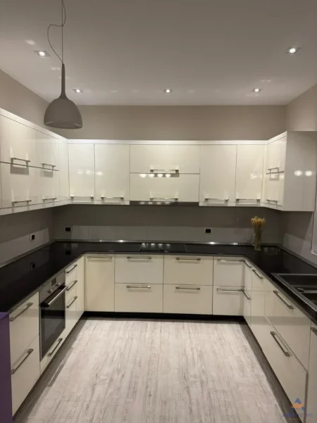 Tirane, shitet Vile Vile 3 Katshe Kati 3, 430 m² 400.000 € (INSTITUT)