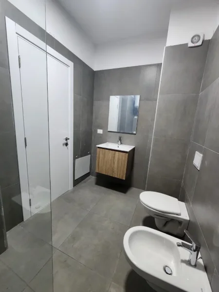 Tirane, jepet me qera apartament 1+1 Kati 11, 76 m² 550 € (Farmacia 10 prane spitalit Nene Tereza)