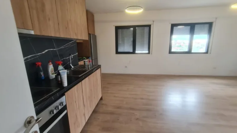 Tirane, jepet me qera apartament 2+1 Kati 4, 102 m² 550 € (Ali Demi)