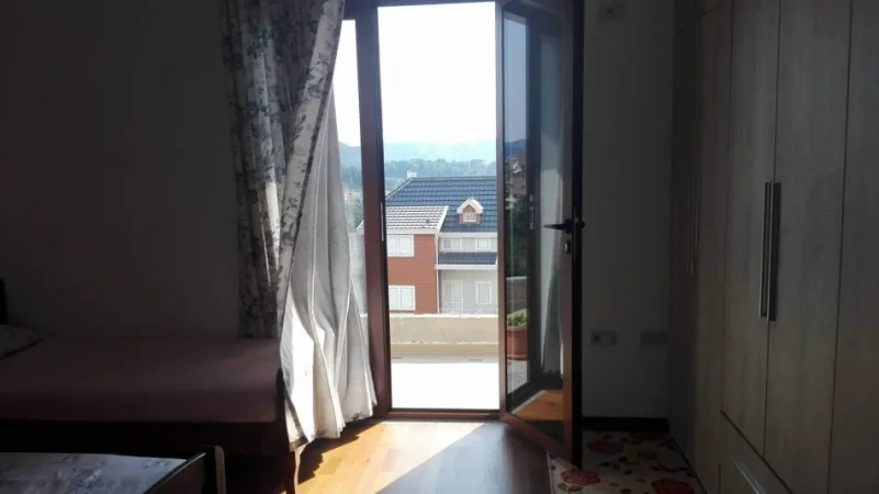 Tirane, jepet me qera shtepi 1+1 Kati 2, 75 m² 320 € (Class Bar tek Depot e Ujit)