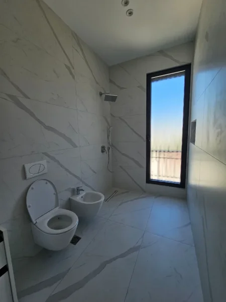 Tirane, jepet me qera apartament 2+1+Ballkon Kati 7, 120 m² 1.600 € (Kompleksi Delijorgji)