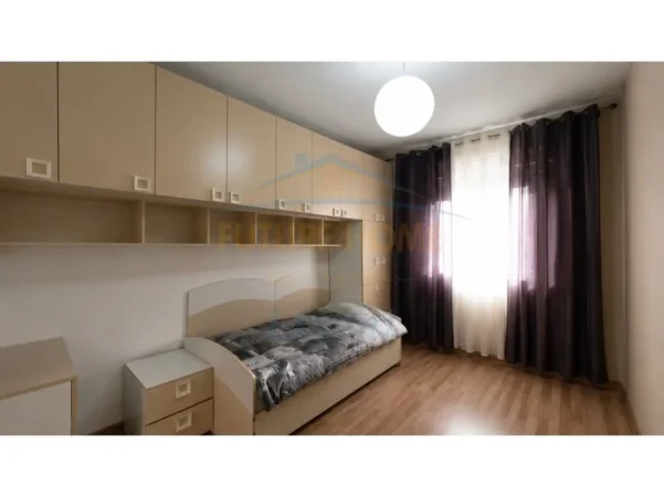 Tirane, jepet me qera apartament 2+1+Ballkon Kati 4, 800 € (Komuna e parisit)