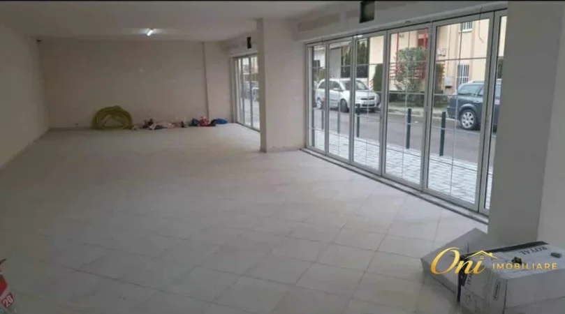 Tirane, jepet me qera dyqan Kati 0, 100 m² 700 € (LIQENI I THATE)