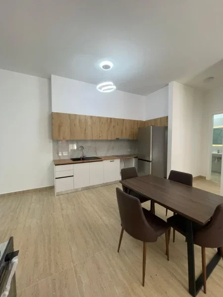 Tirane, jepet me qera apartament 1+1+Ballkon Kati 5, 70 m² 900 € 