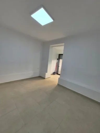 Tirane, jepet me qera dyqan Kati 0, 37 m² 450 € (rruga e barrikadave)