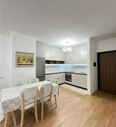 Tirane, jepet me qera apartament 2+1 Kati 1, 100 m² 730 € (Rruga e Dibres)