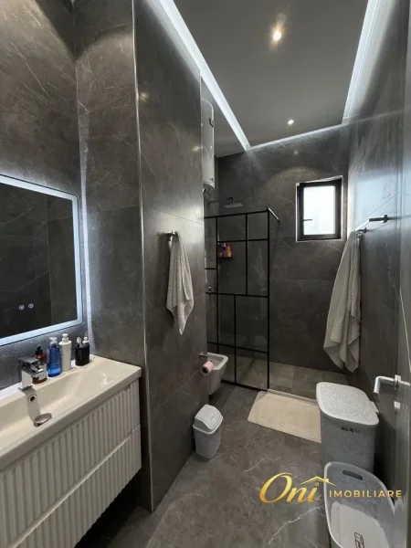 Tirane, shitet apartament 2+1 Kati 5, 170 m² 300.000 € (PRANE FURRE BUKE EUROPA)