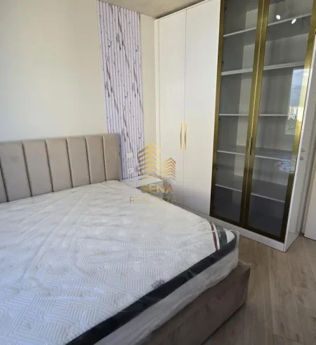 Tirane, jepet me qera apartament 1+1+Ballkon Kati 8, 65 m² 600 € (Astir)
