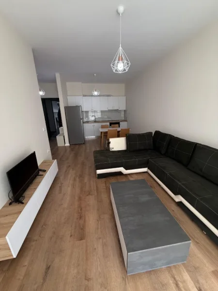 Tirane, jepet me qera apartament 1+1 Kati 4, 70 m² 500 € (5 MAJI)