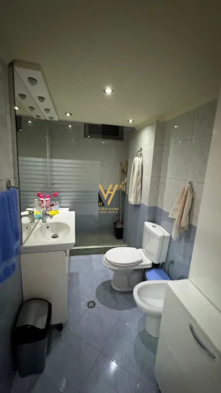 Tirane, jepet me qera apartament 2+1+Ballkon Kati 5, 75 m² 520 € (ASTIR)