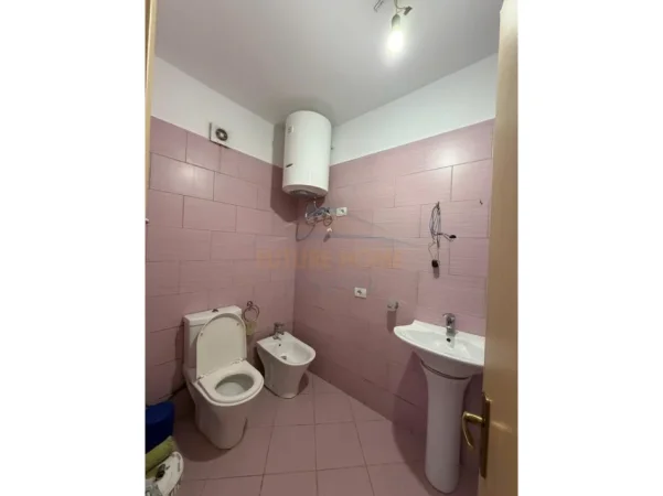 Tirane, jepet me qera apartament 2+1 Kati 1, 90 m² 52.000 Leke (Ali Demi, rruga Idriz Dollaku)