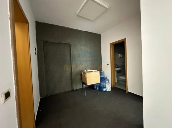 Tirane, jepet me qera ambjent biznesi Kati 5, 132 m² 1.600 € (rruga brigada)