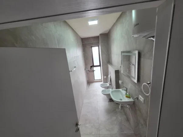 Tirane, jepet me qera apartament 2+1 Kati 9, 120 m² 600 € (RRUGA E DIBRES)
