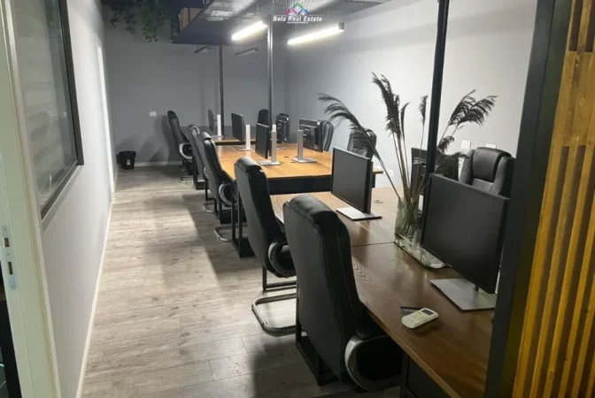 Tirane, jepet me qera zyre Kati 2, 108 m² 2.000 € (Kompleksi Square 21)