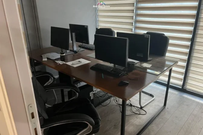 Tirane, jepet me qera zyre Kati 2, 108 m² 2.000 € (Kompleksi Square 21)