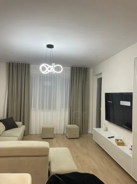 Tirane, jepet me qera apartament 2+1+Ballkon Kati 4, 104 m² 600 € (Univers City)