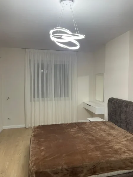 Tirane, jepet me qera apartament 2+1+Ballkon Kati 4, 104 m² 600 € (Univers City)
