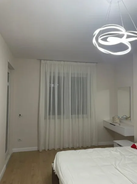 Tirane, jepet me qera apartament 2+1+Ballkon Kati 4, 104 m² 600 € (Univers City)