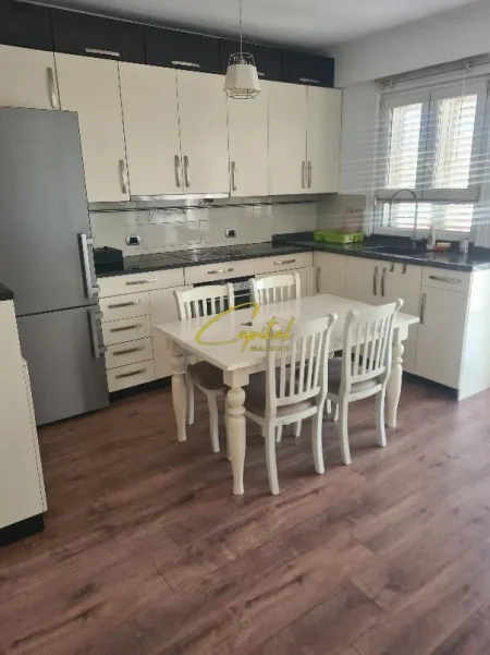 Tirane, jepet me qera apartament 2+1 Kati 7, 90 m² 600 € (ISH PARKU)