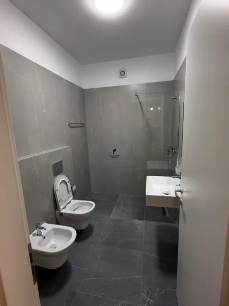 Tirane, jepet me qera apartament 1+1 Kati 3, 70 m² 550 € (5 MAJI)