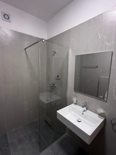 Tirane, jepet me qera apartament 1+1 Kati 3, 70 m² 550 € (5 MAJI)
