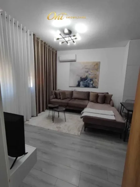 Tirane, jepet me qera apartament 1+1 Kati 1, 50 m² 480 € (KOMFERENCA E PEZES)