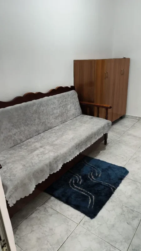 Tirane, jepet me qera apartament 1+1 , 50 m² 400 € (përballë Delijorgjit)