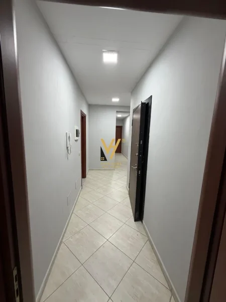 Tirane, jepet me qera apartament 2+1+Ballkon Kati 7, 100 m² 720 € (JORDAN MISJA)