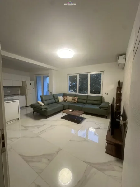 Tirane, jepet me qera apartament 2+1 Kati 2, 100 m² 1.100 € (liqeni i thate)