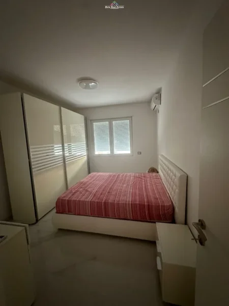 Tirane, jepet me qera apartament 2+1 Kati 2, 100 m² 1.100 € (liqeni i thate)