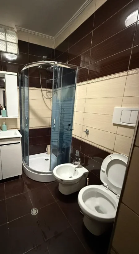Tirane, jepet me qera apartament 1+1 Kati 4, 90 m² 700 € (KOMUNA E PARISIT)