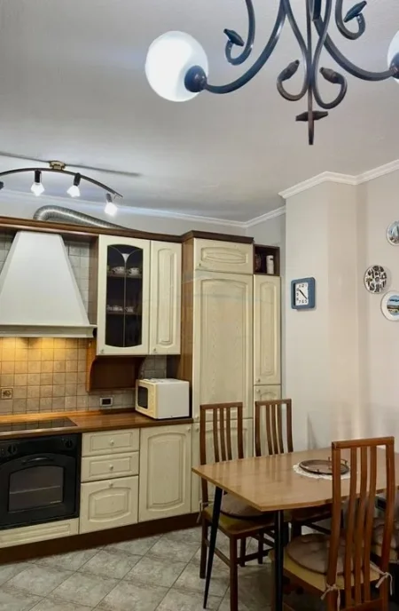 Tirane, jepet me qera apartament 2+1 Kati 4, 78 m² 700 € 