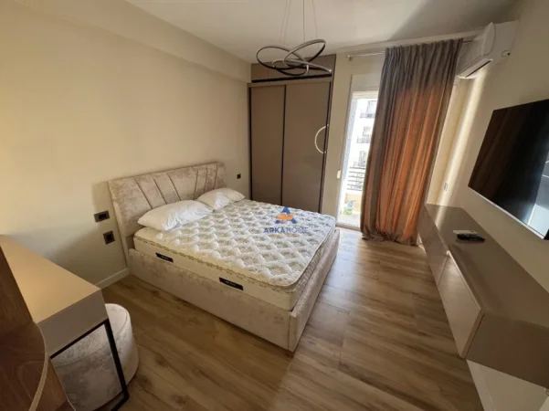 Tirane, jepet me qera apartament 1+1+Ballkon Kati 7, 70 m² 600 € (ish parku)