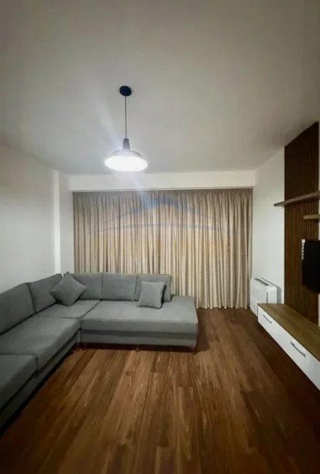Tirane, jepet me qera apartament 1+1 Kati 5, 75 m² 500 € 