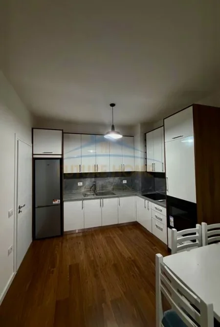Tirane, jepet me qera apartament 1+1 Kati 5, 75 m² 500 € 