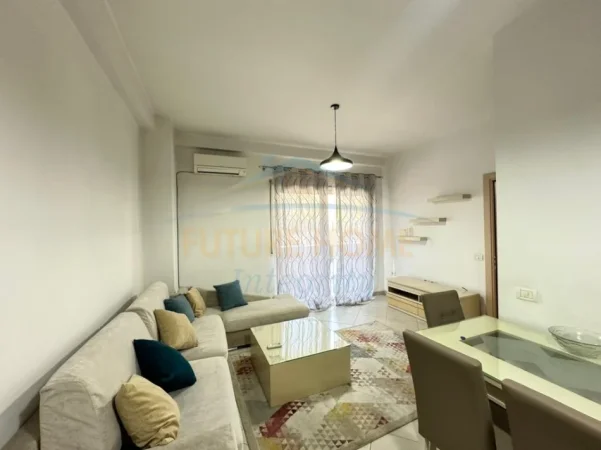 KOMUNA PARISIT, JEPET 2+1 ME PARKIM PER QERA, 750 EURO NE MUAJ