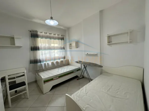 KOMUNA PARISIT, JEPET 2+1 ME PARKIM PER QERA, 750 EURO NE MUAJ